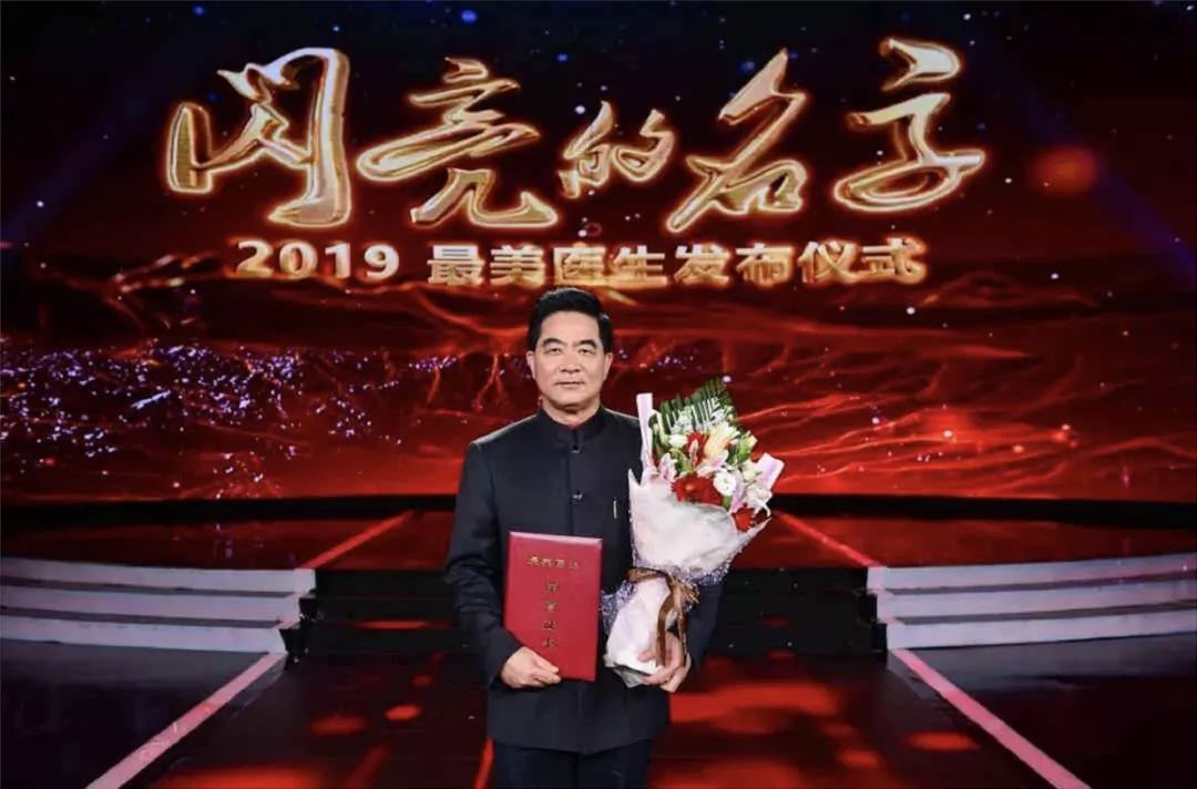 這位日照人被評為中國“最美醫生”！面對敬一丹的提問，他的回答讓人敬佩！